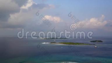 在马尔代夫热带岛屿上空飞行的<strong>水上</strong>飞机的空中全景，摄像机跟随4k的海面上空飞行